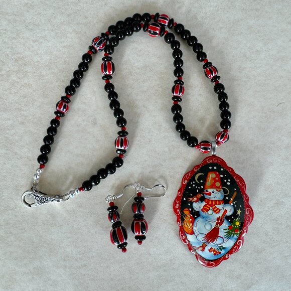 Hand-painted snowman on Russian black Lacquer made into a necklace. Seasonal Fun - Picture 12 of 12